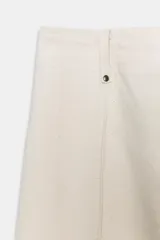 Jeans de tiro alto confeccionados en mezcla de algodón, con diseño de pierna ancha y costura marcada en el delantero. Presenta cintura con trabillas, cierre frontal con cremallera, botón y gancho metálico, y bolsillos de plastrón en la espalda.