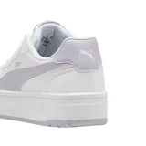 Championes Puma de mujer modelo Court Lally Skye, color blanco con detalles en lila pálido. Presentan un diseño de corte bajo con capellada sintética, franja Puma Formstrip en el lateral y suela de goma tipo plataforma. Incorporan plantilla SoftFoam+.