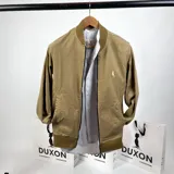 Campera bomber color mostaza confeccionada en gabardina, con cuello, puños y ruedo acanalados. Cierre frontal con cremallera y bolsillos laterales.