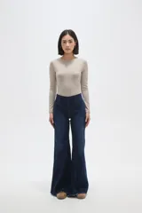 Pantalon de jean estilo oxford con tiro alto y ruedo deshilachado.