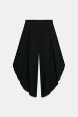 Pantalón fluido de tiro alto con pinzas delanteras y cintura elástica en la espalda. Presenta pernera ancha con aberturas laterales y diseño asimétrico en color negro.