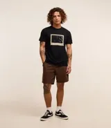 Bermuda marrón texturizada con cintura elástica ajustable con cordón, bolsillos laterales y etiqueta de marca en el lateral.