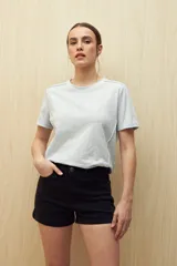 Short de jean negro de tiro alto con bolsillos delanteros y traseros.