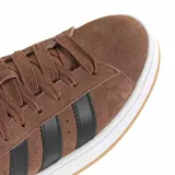 Championes adidas Campus 00s de gamuza marrón, con las tres tiras laterales en cuero negro, cordones anchos y suela de goma blanca con base de goma caramelo.