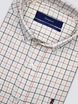 Camisa de hombre clásica de manga larga, confeccionada en 100% algodón, con diseño de rayas verticales en tonos azul, celeste y blanco, cuello abotonado y bordado sutil en el pecho.