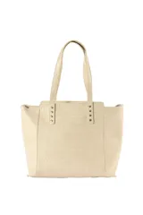 Cartera tipo tote de cuero sintético con textura estilo croco en color beige, con doble asa de hombro y detalles de tachas metálicas.