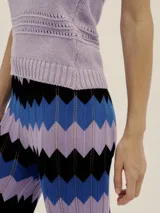 Top tejido color crema con escote halter y cuello camisero.