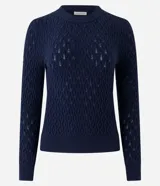 Blusa azul marino de punto con textura de ondas, cuello redondo y mangas largas.
