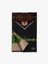 Bufanda rectangular de lana con diseño geométrico multicolor.