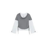 Conjunto Eme Studios compuesto por una remera de manga larga blanca y un top gris de manga corta con cuello redondo drapeado y cordones ajustables en los laterales.