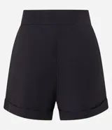 Short negro de corte sastrero, cintura alta con cinturón con hebillas dobles de estilo media luna.