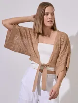 Bolero calado color beige, marca Joseph A, con mangas 3/4 y lazo frontal.