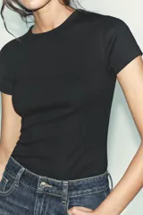 Camiseta de manga corta y cuello redondo, color crema, con tejido acanalado (rib) y corte ajustado (slim fit).