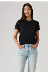 Remera básica de algodón color negro, con cuello redondo y mangas cortas con vuelta.