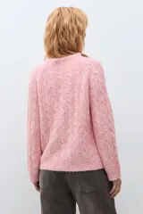 Sweater de punto con diseño de trenzas verticales, color rosa melange, de cuello redondo y manga larga con puños acanalados.