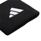 Par de muñequeras deportivas Adidas color negro, con logo bordado en blanco.