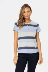 Remera de manga corta con rayas horizontales en tonos celeste, azul y gris. Presenta cuello redondo con abertura de botones.