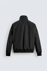 Cazadora de corte regular fit confeccionada en tejido técnico repelente al agua y resistente al viento. Presenta cuello subido, cierre frontal con cremallera oculta por solapa, bolsillos de plastrón con solapa en la parte frontal y acabados en rib en puños y cintura. Cuenta con relleno térmico transpirable.