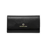 Billetera Michael Kors de cuero texturizado negro, con solapa frontal y cierre de botón a presión. Cuenta con el logotipo y nombre de la marca en letras doradas.