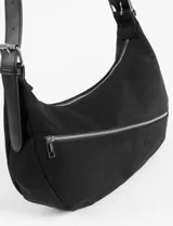 Bandolera de material simil gamuza color marrón, con diseño de media luna y bolsillo frontal con cierre diagonal. Cuenta con correa ajustable y cierre principal.