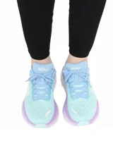 Championes Hoka Bondi 8 color celeste con detalles en lila y blanco.