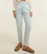 Pantalón mom en jeans lavado con bolsillos, de tiro alto y corte holgado.
