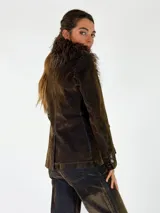 Chaqueta de denim azul oscuro con cuello de piel sintética desmontable, cierre frontal con botones metálicos y bolsillos delanteros con solapa.