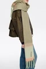 Bufanda de lana cepillada con diseño de rayas horizontales en tonos beige y marrón, con flecos en los extremos y logo de la marca bordado.