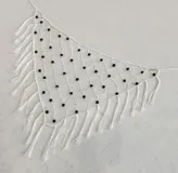 Pañuelo triangular tejido en red de hilo blanco, con cuentas negras incrustadas en los nudos de la red y flecos en el borde inferior.