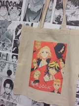 Bolso de mano color beige con asas largas y estampado de personajes del anime Tokyo Revengers.