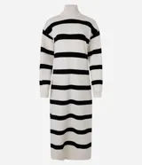 Vestido midi de punto con cuello alto y mangas largas. Diseño recto con rayas horizontales negras sobre fondo crudo y aberturas laterales.