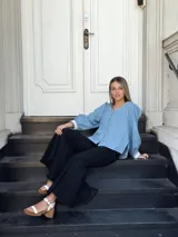 Sandalias de cuero color crudo, con dos tiras anchas sobre el empeine, pulsera al tobillo con hebilla y taco cuadrado de madera.