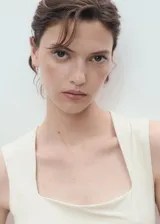 Top entallado sin mangas, color beige, con escote cuadrado y tirantes anchos.