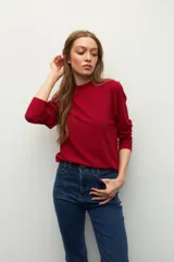 Polera de tejido de punto color rojo con cuello alto.