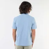 Remera polo de piqué de algodón color celeste, con cuello y bordes de mangas en tono contrastante con ribete blanco. Cuenta con cierre frontal de botones.