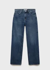 Pantalón de jean azul oscuro con tiro medio, diseño de corte recto, cinco bolsillos, presillas para cinturón y cierre frontal con botón y cremallera.