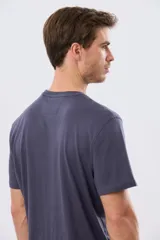 Remera de manga corta con estampa central tono sobre tono de inspiración vintage, cuello redondo y corte clásico.