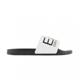 Ojotas EA7 Emporio Armani con base negra y banda superior blanca que presenta el logo de la marca en color negro.