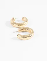 Aros plateados tipo argolla con textura cuadriculada.