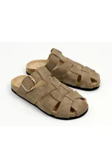 Sandalias negras de estilo pescador, con tiras entrecruzadas, plantilla de corcho y hebilla lateral plateada.