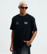 Remera negra de corte relaxed, manga corta y cuello redondo, con estampa frontal con el texto 'Silent Chaos' y detalles gráficos tribales.