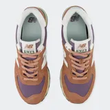 Championes New Balance 574 color marrón con detalles en blanco y violeta.