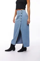 Falda larga de jean celeste con abertura frontal y botones grandes en el lateral.