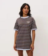Camisón corto de algodón con estampa a rayas horizontales en tonos marrón y celeste, con cuello redondo y ribetes en color celeste contrastante.