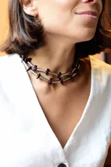 Collar de doble vuelta con diseño de cuentas irregulares color bordó intercaladas con tubos metálicos plateados. Cuenta con cadena de alargue para ajustar el largo.