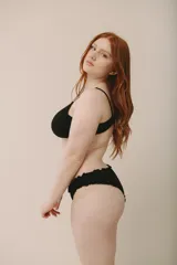 Bombacha vedetina color beige de algodón suave con terminaciones fruncidas.