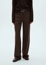 Pantalon de vestir de corte recto y tiro medio, color marrón con diseño de cuadros sutiles. Cuenta con trabillas para cinturón, bolsillos laterales y cierre oculto con botón, gancho y cremallera.