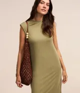 Vestido midi de corte recto y ajuste al cuerpo, confeccionado en tejido de viscosa y poliéster. Presenta cuello redondo, diseño sin mangas con hombreras integradas y acabado liso.