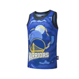 Musculosa de básquet azul con estampado camuflado, logo de la NBA en el hombro y diseño con el puente Golden Gate y el nombre del equipo.