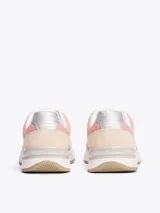 Zapatillas deportivas Tommy Hilfiger color rosa y beige, con paneles de malla y detalles distintivos de la marca, como el monograma TH en el lateral y la lengüeta.